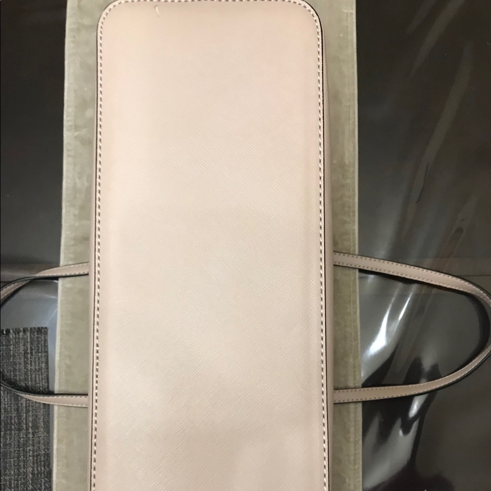 ♓️🅿️ NWT Guess large tote in taupe color - Picture 13 of 15